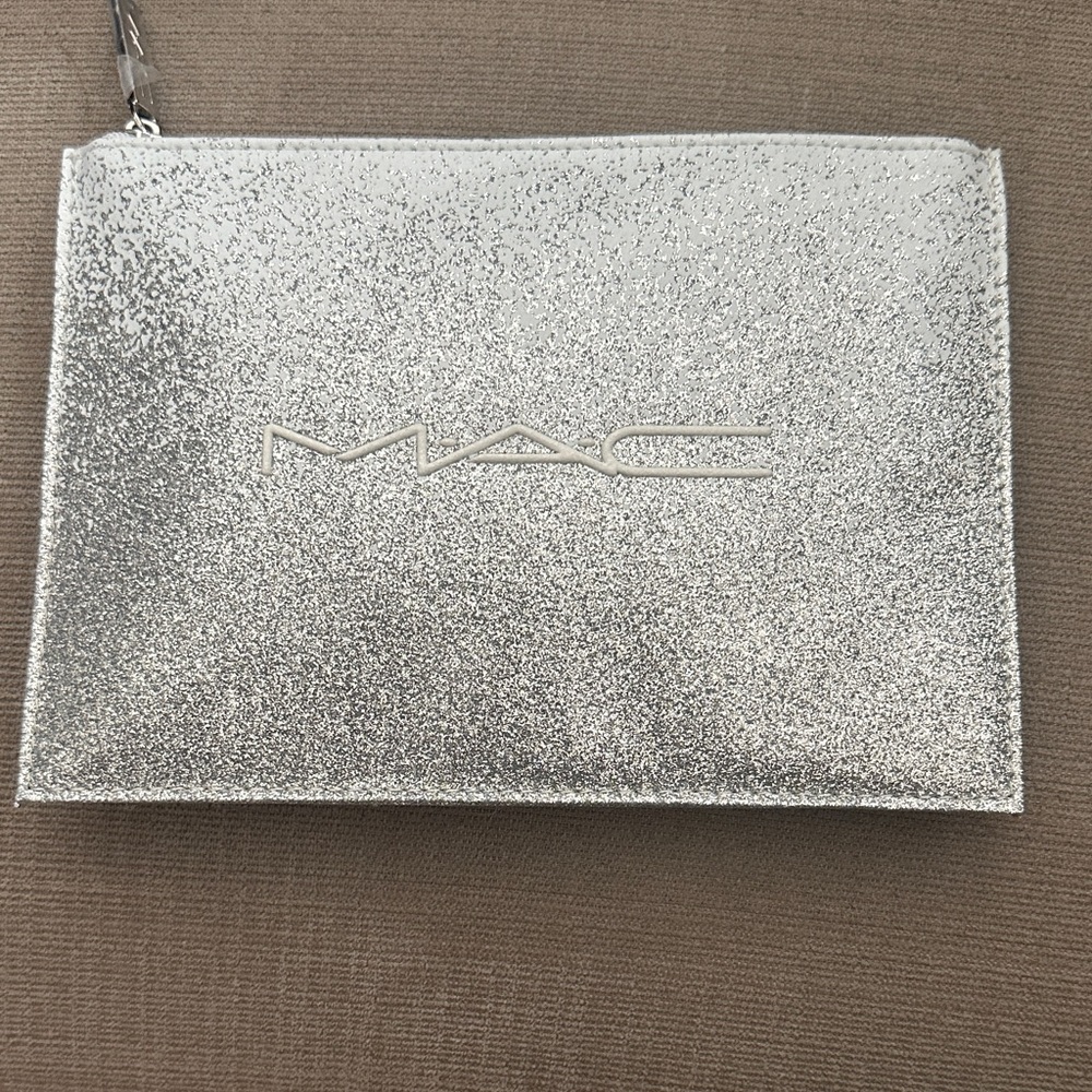 MAC Cosmetics White & Silver Brush of Snow Essential Brush Kit - Picture 3 of 5